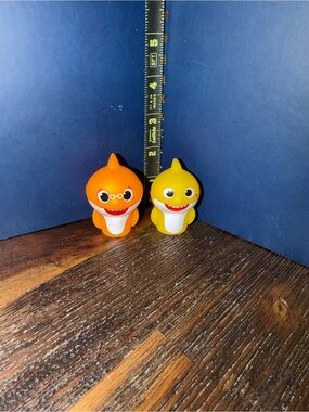 Baby Shark Plastic Finger Puppets Bath Toys Lot of 2